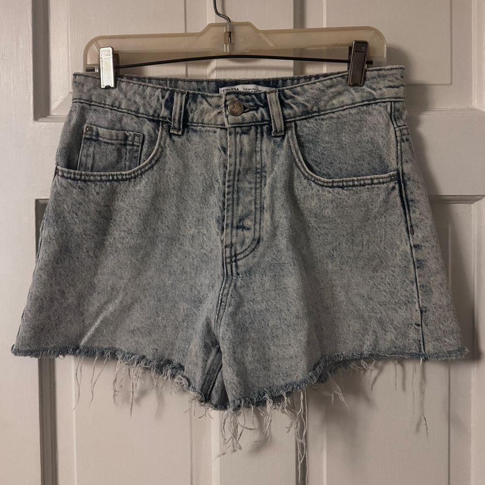 Zara Light Wash Frayed Hem Jean Shorts
